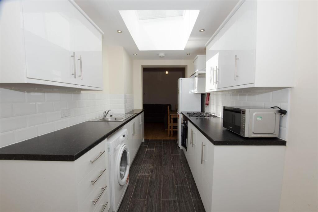 5 bed Detached for rent in Birmingham. From Oakmans Estate Agents - Student Lettings 5 bed Detached for rent in Birmingham. From Oakmans Estate Agents - Student Lettings