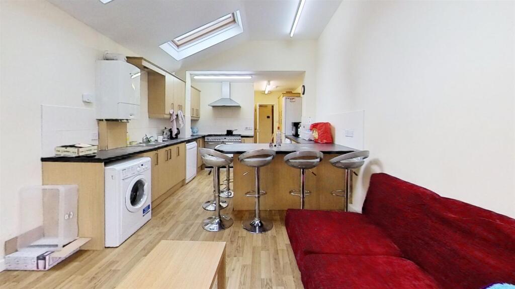 5 bed Detached for rent in Birmingham. From Oakmans Estate Agents - Student Lettings