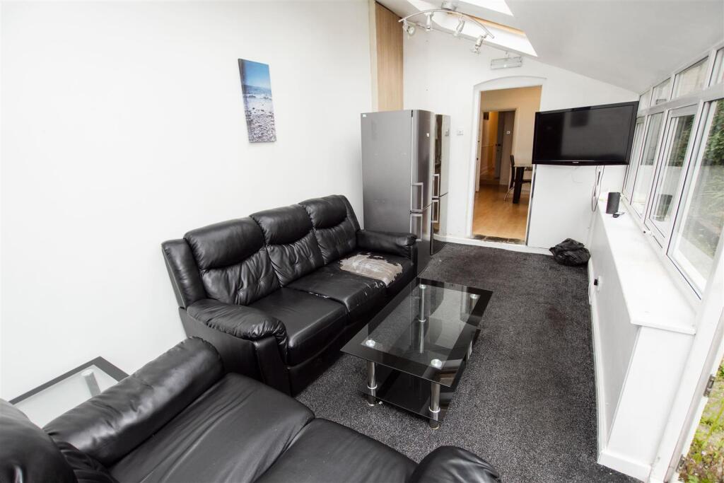 6 bed Apartment for rent in Headley Heath. From Oakmans Estate Agents - Student Lettings