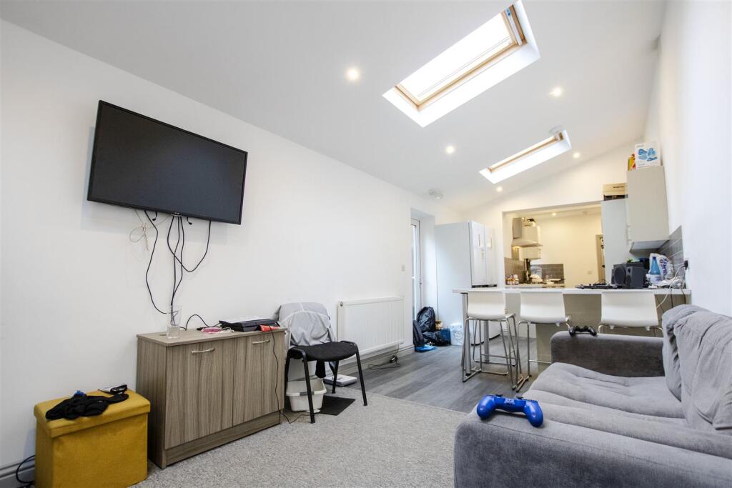 6 bed Detached for rent in Birmingham. From Oakmans Estate Agents - Student Lettings 6 bed Detached for rent in Birmingham. From Oakmans Estate Agents - Student Lettings