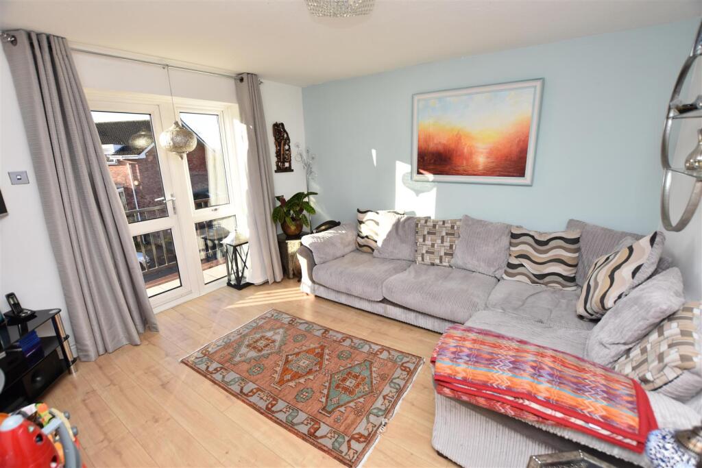 3 bed Detached for rent in Headley Heath. From Oakmans Estate Agents - Student Lettings 3 bed Detached for rent in Headley Heath. From Oakmans Estate Agents - Student Lettings