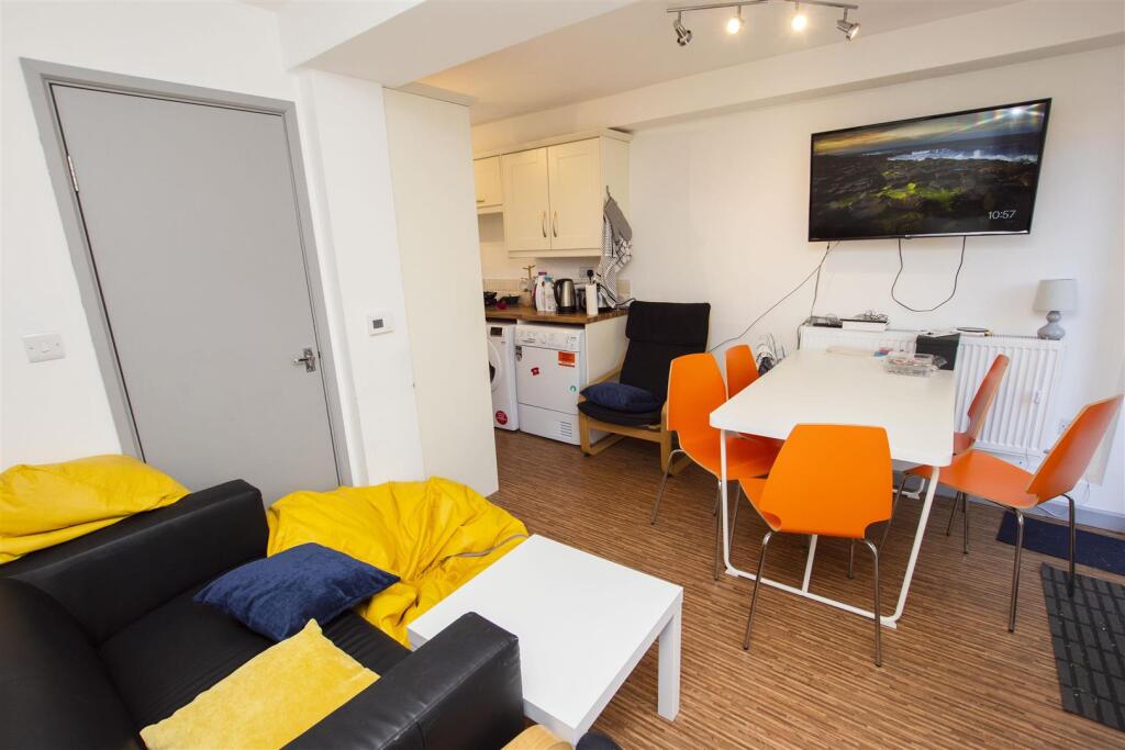 6 bed Detached for rent in Birmingham. From Oakmans Estate Agents - Student Lettings