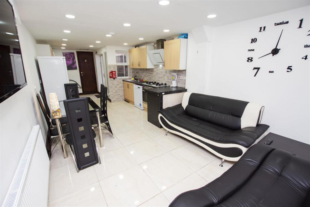 6 bed Detached for rent in Birmingham. From Oakmans Estate Agents - Student Lettings 6 bed Detached for rent in Birmingham. From Oakmans Estate Agents - Student Lettings
