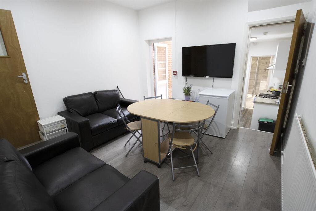 4 bed Detached for rent in Birmingham. From Oakmans Estate Agents - Student Lettings