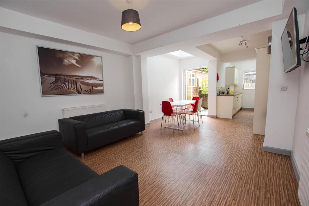 6 bed Detached for rent in Birmingham. From Oakmans Estate Agents - Student Lettings 6 bed Detached for rent in Birmingham. From Oakmans Estate Agents - Student Lettings
