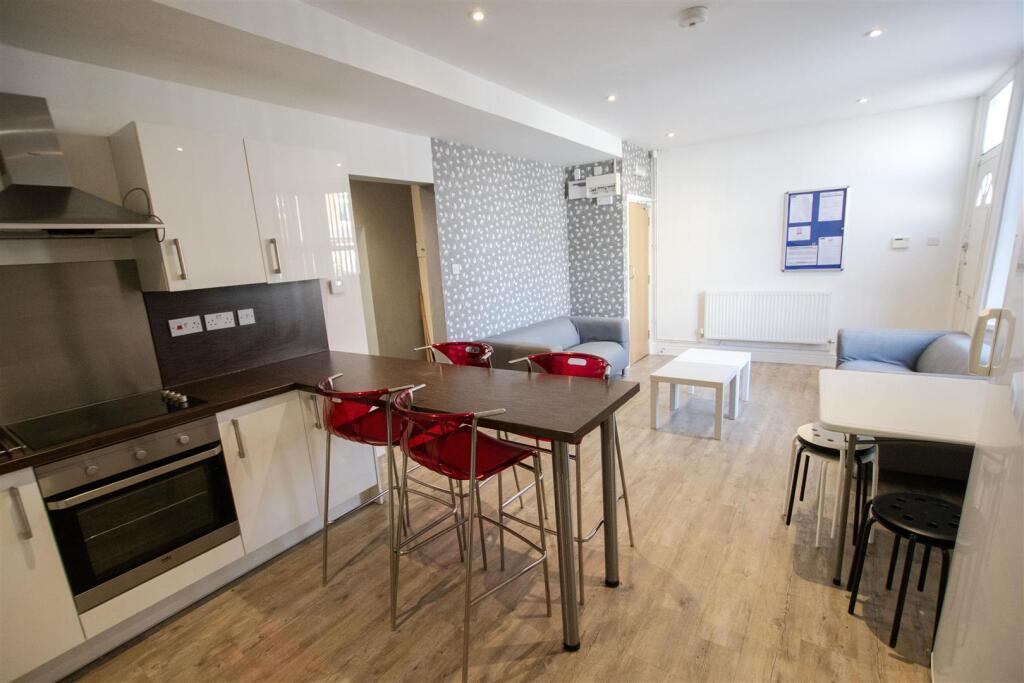 6 bed Detached for rent in Birmingham. From Oakmans Estate Agents - Student Lettings