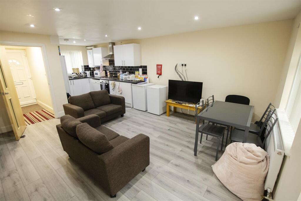 4 bed Detached for rent in Birmingham. From Oakmans Estate Agents - Student Lettings