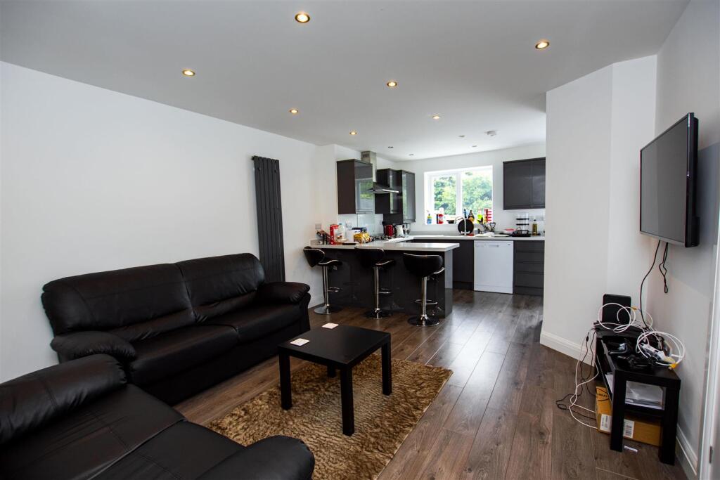 4 bed Detached for rent in Birmingham. From Oakmans Estate Agents - Student Lettings