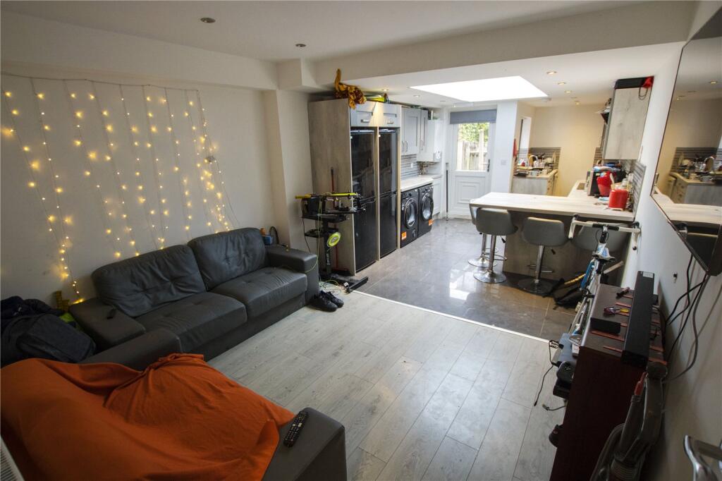 5 bed Detached for rent in Birmingham. From Oakmans Estate Agents - Student Lettings 5 bed Detached for rent in Birmingham. From Oakmans Estate Agents - Student Lettings