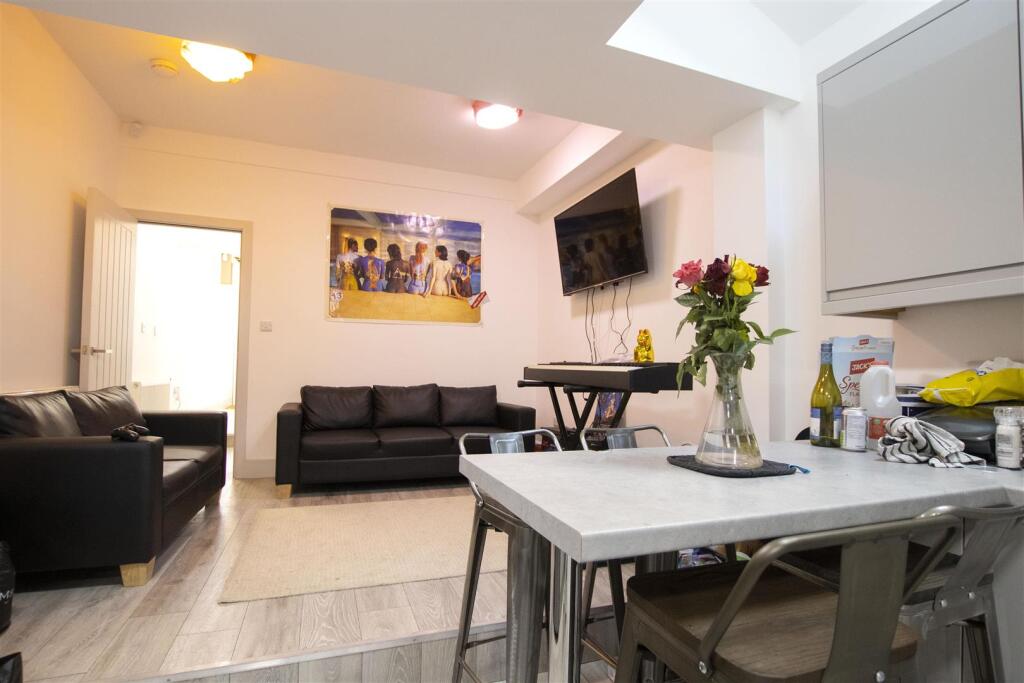 5 bed Detached for rent in Birmingham. From Oakmans Estate Agents - Student Lettings