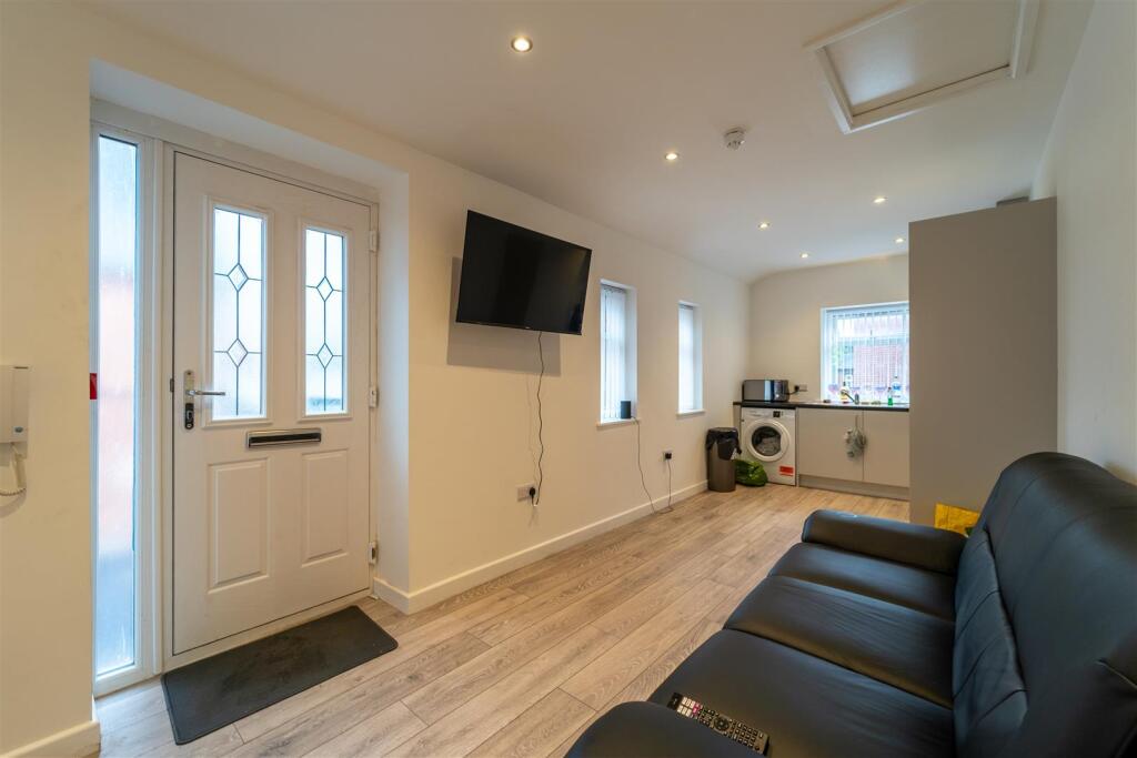 3 bed Detached for rent in Birmingham. From Oakmans Estate Agents - Student Lettings