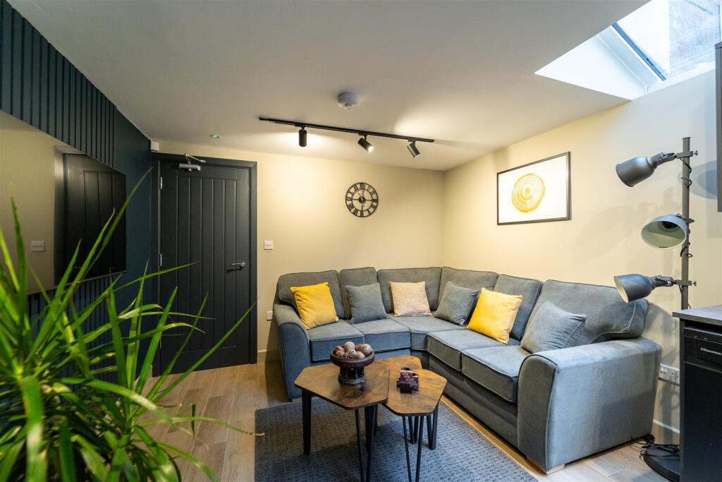 6 bed Detached for rent in Birmingham. From Oakmans Estate Agents - Student Lettings 6 bed Detached for rent in Birmingham. From Oakmans Estate Agents - Student Lettings
