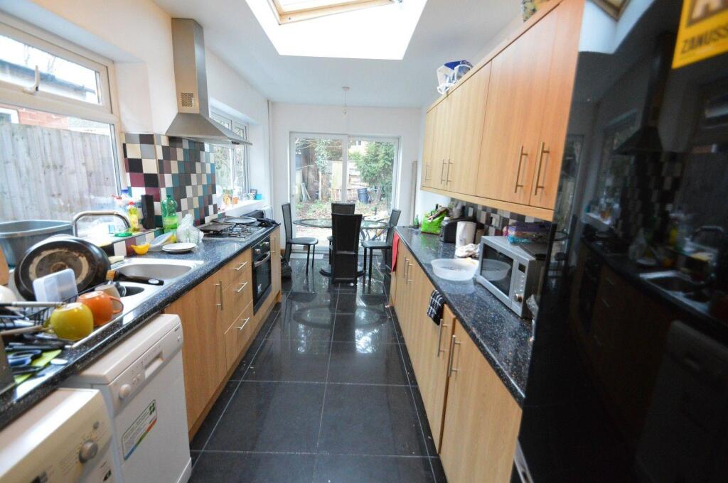 6 bed Detached for rent in Headley Heath. From Oakmans Estate Agents - Student Lettings 6 bed Detached for rent in Headley Heath. From Oakmans Estate Agents - Student Lettings