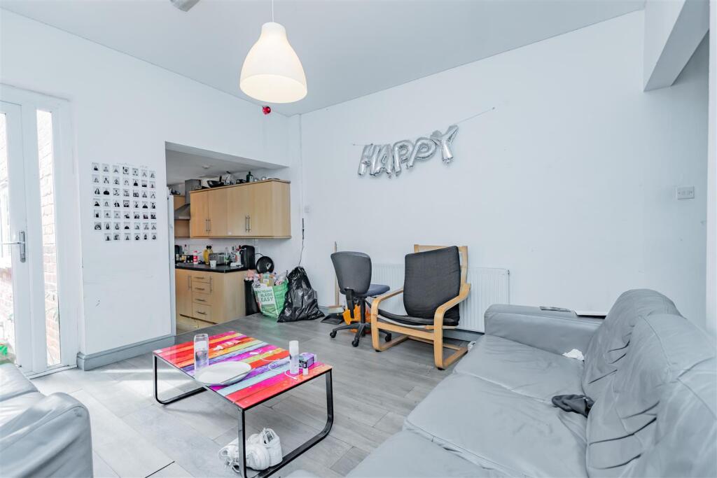 6 bed Detached for rent in Birmingham. From Oakmans Estate Agents - Student Lettings