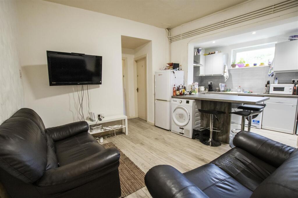 5 bed Detached for rent in Birmingham. From Oakmans Estate Agents - Student Lettings