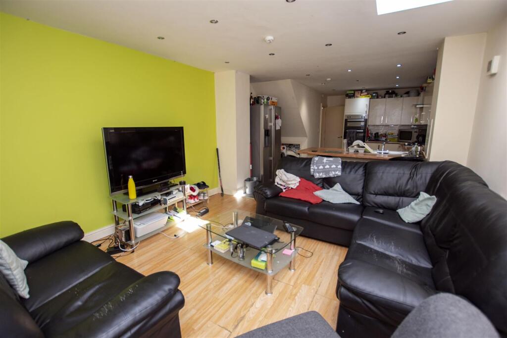 6 bed Detached for rent in Birmingham. From Oakmans Estate Agents - Student Lettings 6 bed Detached for rent in Birmingham. From Oakmans Estate Agents - Student Lettings
