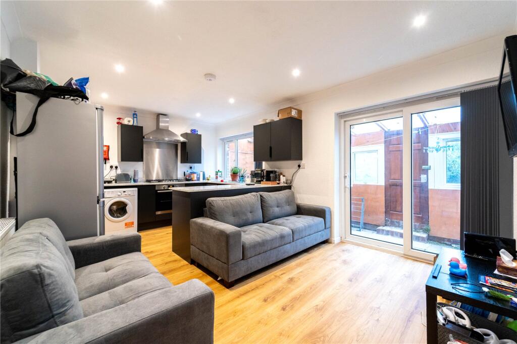 5 bed Detached for rent in Birmingham. From Oakmans Estate Agents - Student Lettings 5 bed Detached for rent in Birmingham. From Oakmans Estate Agents - Student Lettings