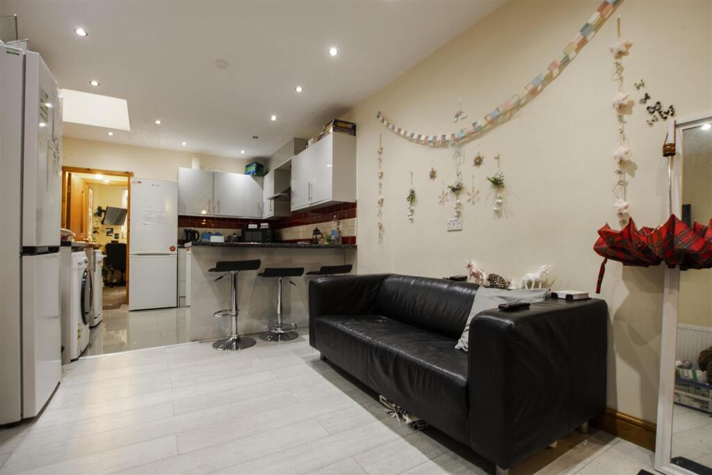 6 bed Detached for rent in Birmingham. From Oakmans Estate Agents - Student Lettings 6 bed Detached for rent in Birmingham. From Oakmans Estate Agents - Student Lettings