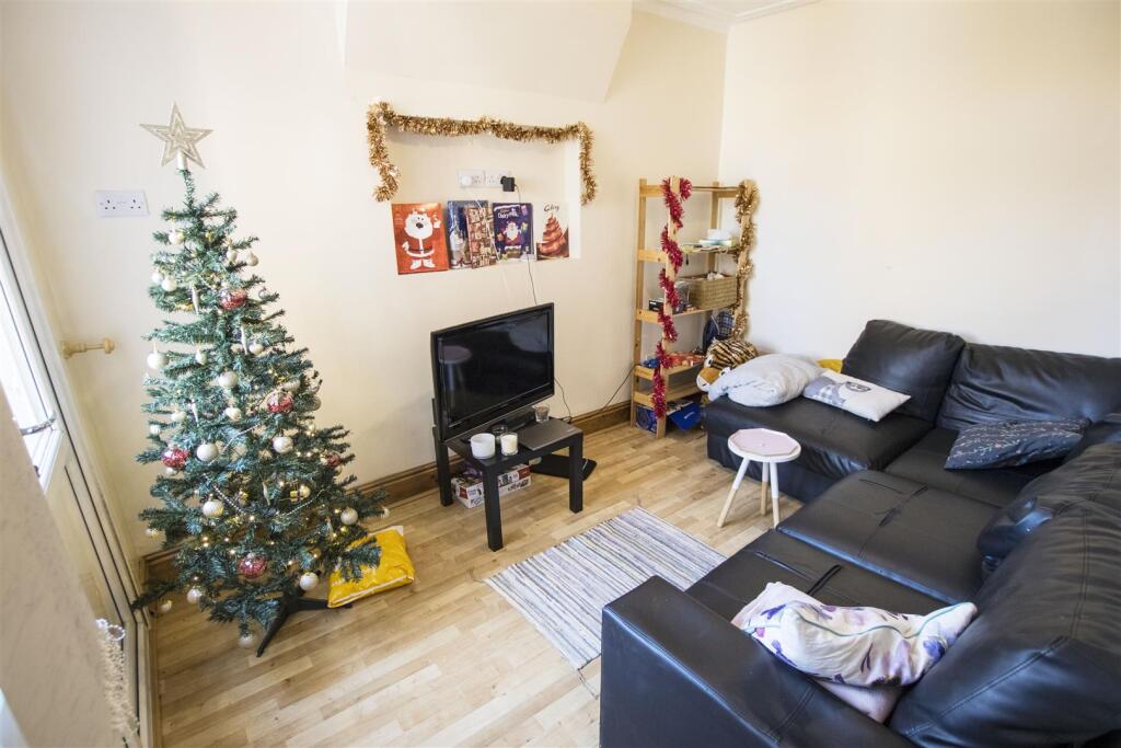 4 bed Detached for rent in Headley Heath. From Oakmans Estate Agents - Student Lettings 4 bed Detached for rent in Headley Heath. From Oakmans Estate Agents - Student Lettings