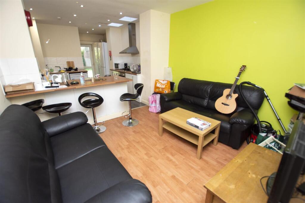 5 bed Detached for rent in Birmingham. From Oakmans Estate Agents - Student Lettings 5 bed Detached for rent in Birmingham. From Oakmans Estate Agents - Student Lettings