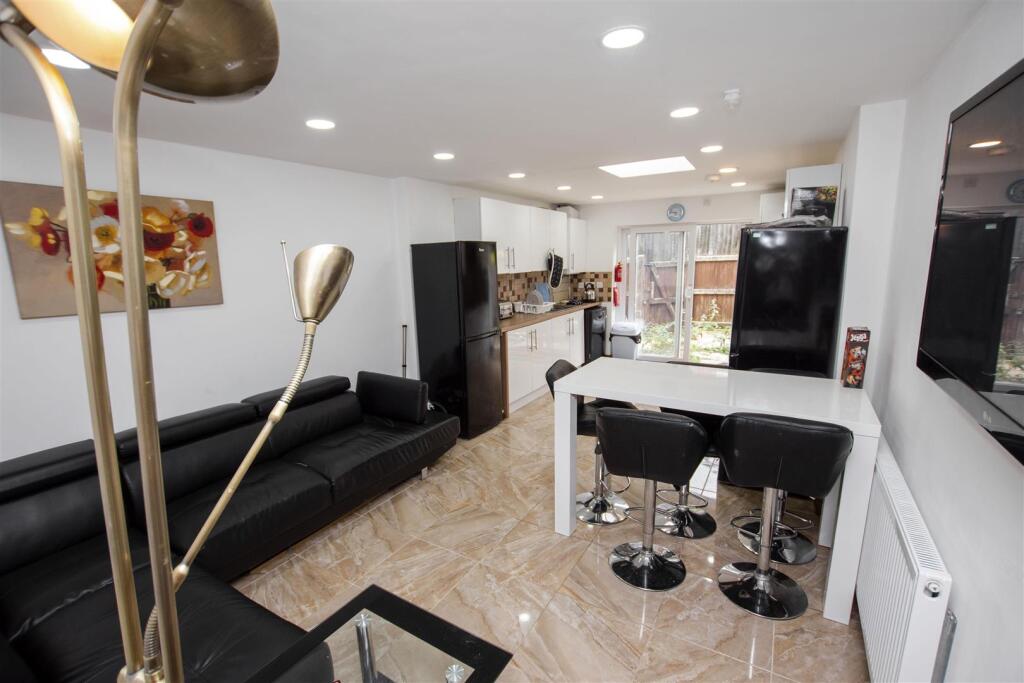 5 bed Detached for rent in Birmingham. From Oakmans Estate Agents - Student Lettings 5 bed Detached for rent in Birmingham. From Oakmans Estate Agents - Student Lettings