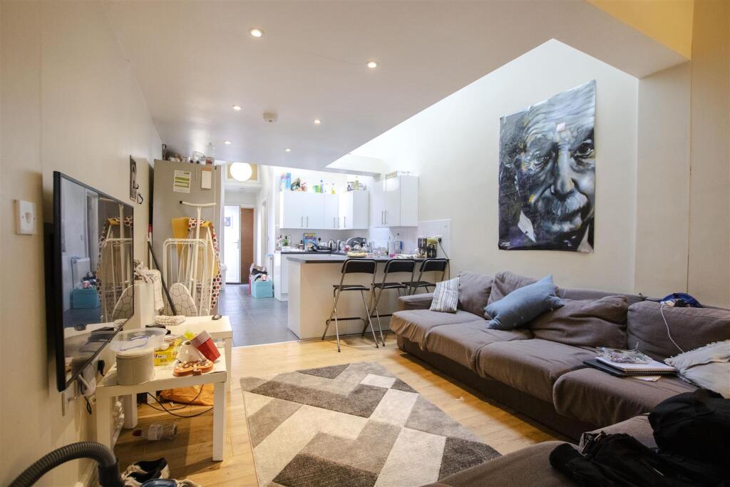 6 bed Detached for rent in Birmingham. From Oakmans Estate Agents - Student Lettings 6 bed Detached for rent in Birmingham. From Oakmans Estate Agents - Student Lettings