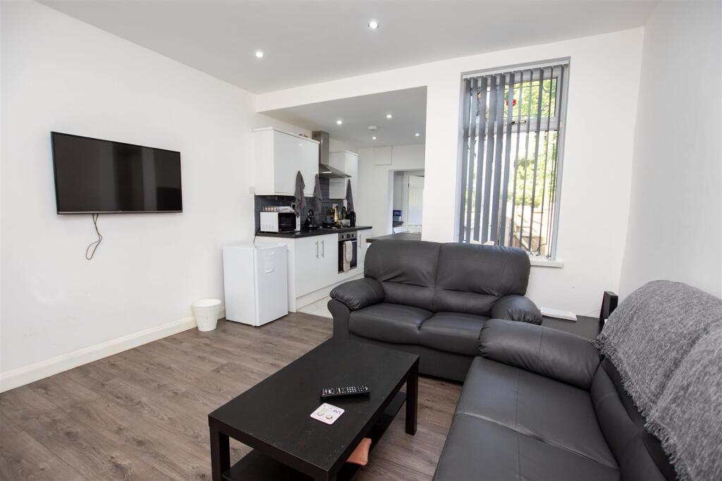 4 bed Detached for rent in Birmingham. From Oakmans Estate Agents - Student Lettings