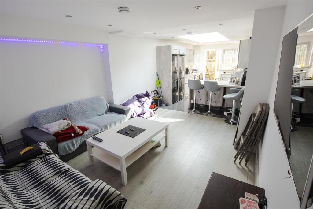 5 bed Detached for rent in Birmingham. From Oakmans Estate Agents - Student Lettings 5 bed Detached for rent in Birmingham. From Oakmans Estate Agents - Student Lettings