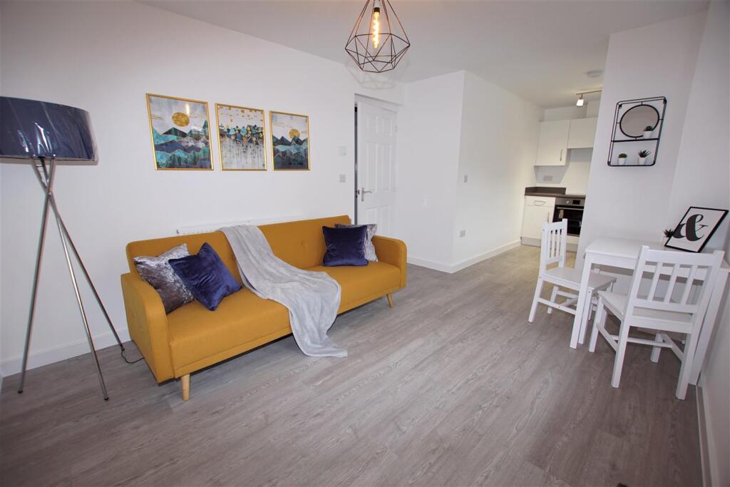 2 bed Apartment for rent in . From Oakmans Estate Agents - Student Lettings