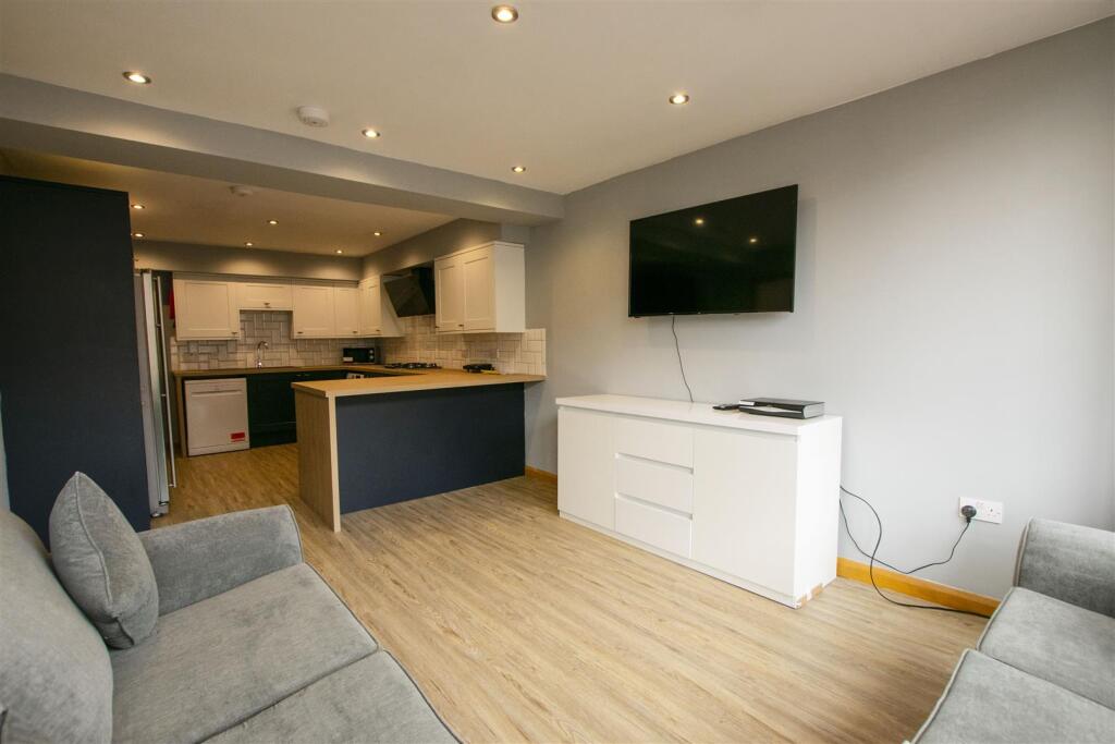 8 bed Detached for rent in Birmingham. From Oakmans Estate Agents - Student Lettings