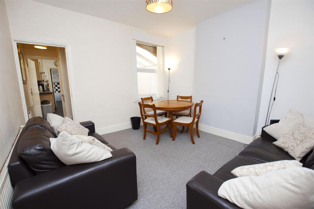 4 bed Detached for rent in Birmingham. From Oakmans Estate Agents - Student Lettings 4 bed Detached for rent in Birmingham. From Oakmans Estate Agents - Student Lettings