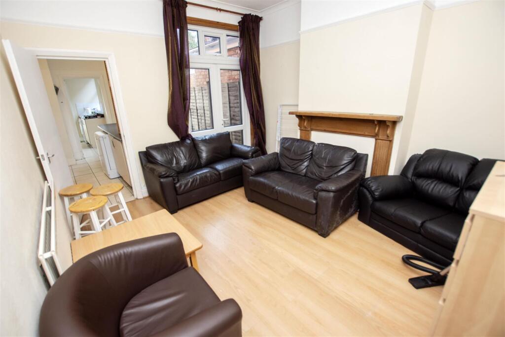 6 bed Detached for rent in Birmingham. From Oakmans Estate Agents - Student Lettings