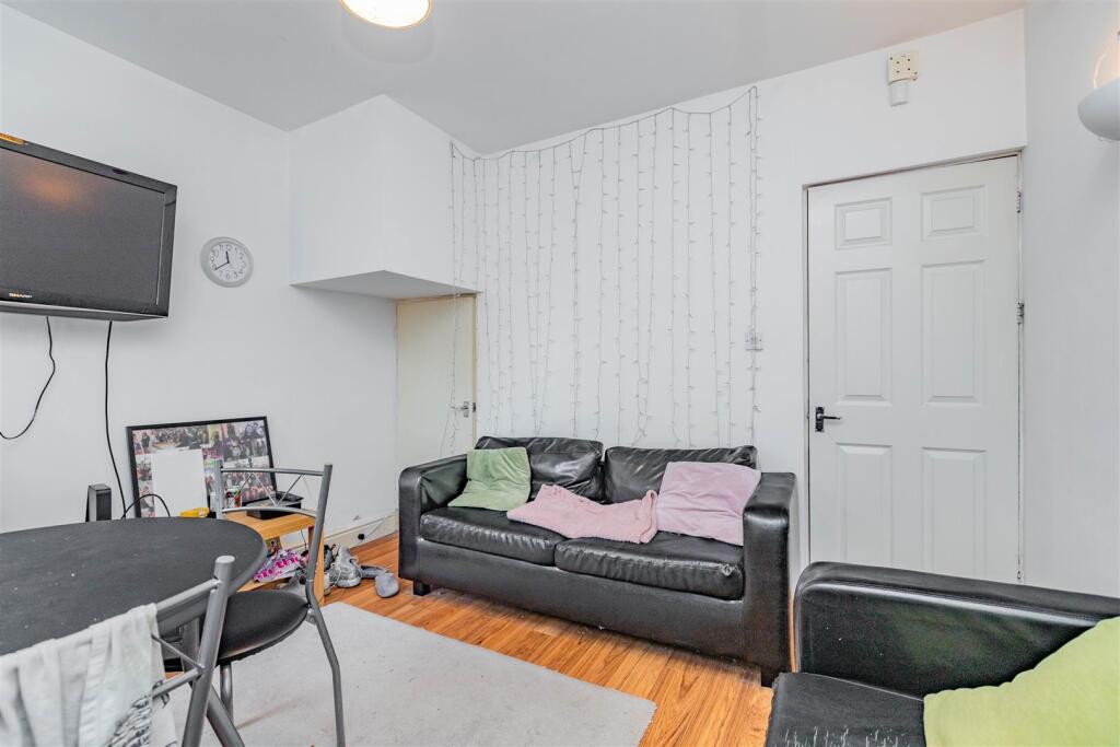 4 bed Detached for rent in Birmingham. From Oakmans Estate Agents - Student Lettings