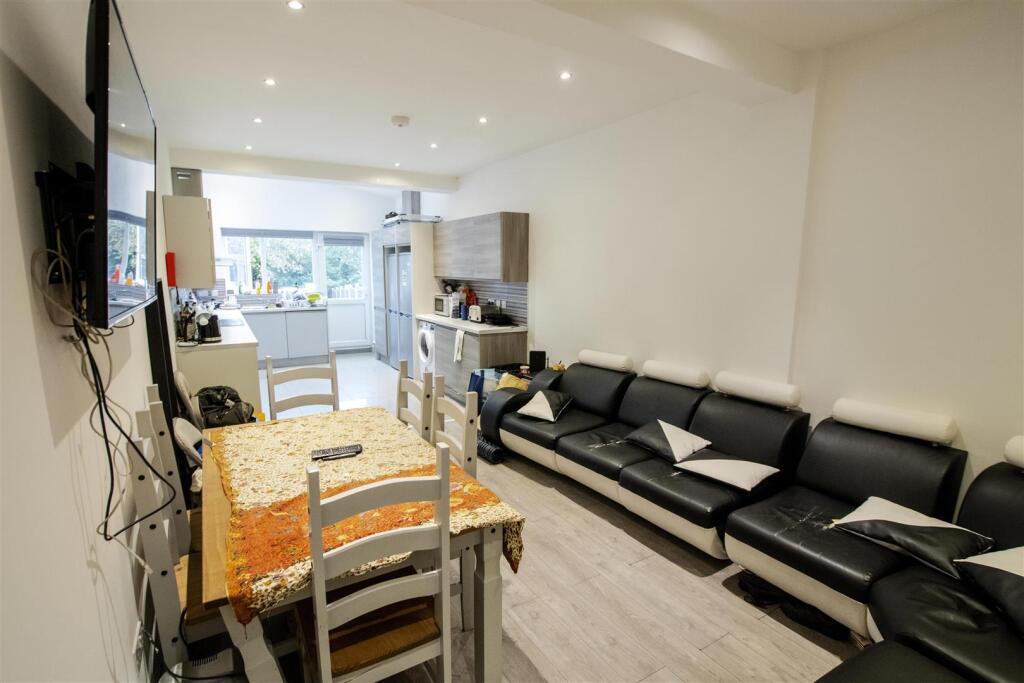 6 bed Detached for rent in Birmingham. From Oakmans Estate Agents - Student Lettings 6 bed Detached for rent in Birmingham. From Oakmans Estate Agents - Student Lettings