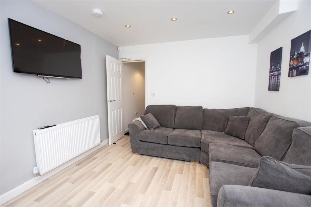 5 bed Detached for rent in Birmingham. From Oakmans Estate Agents - Student Lettings 5 bed Detached for rent in Birmingham. From Oakmans Estate Agents - Student Lettings