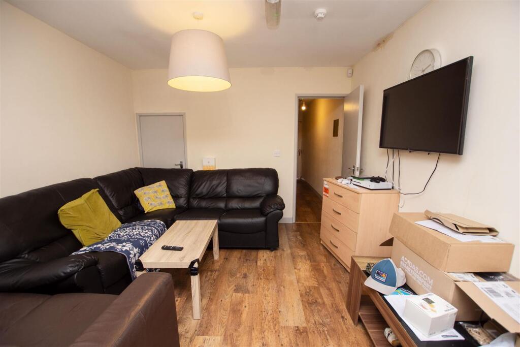 6 bed Detached for rent in Birmingham. From Oakmans Estate Agents - Student Lettings 6 bed Detached for rent in Birmingham. From Oakmans Estate Agents - Student Lettings