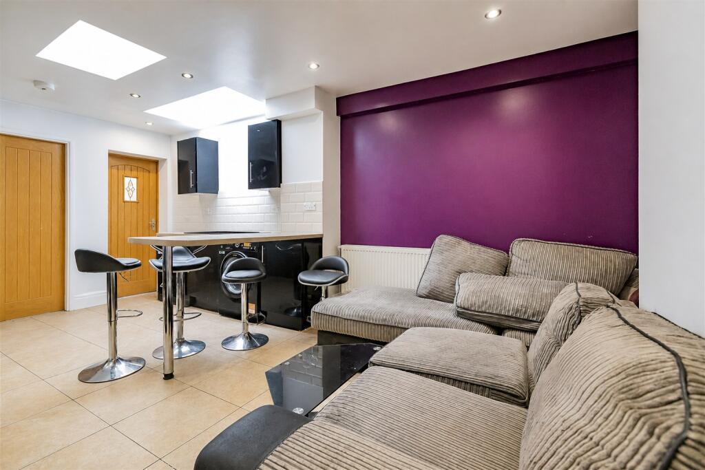 6 bed Detached for rent in Birmingham. From Oakmans Estate Agents - Student Lettings 6 bed Detached for rent in Birmingham. From Oakmans Estate Agents - Student Lettings
