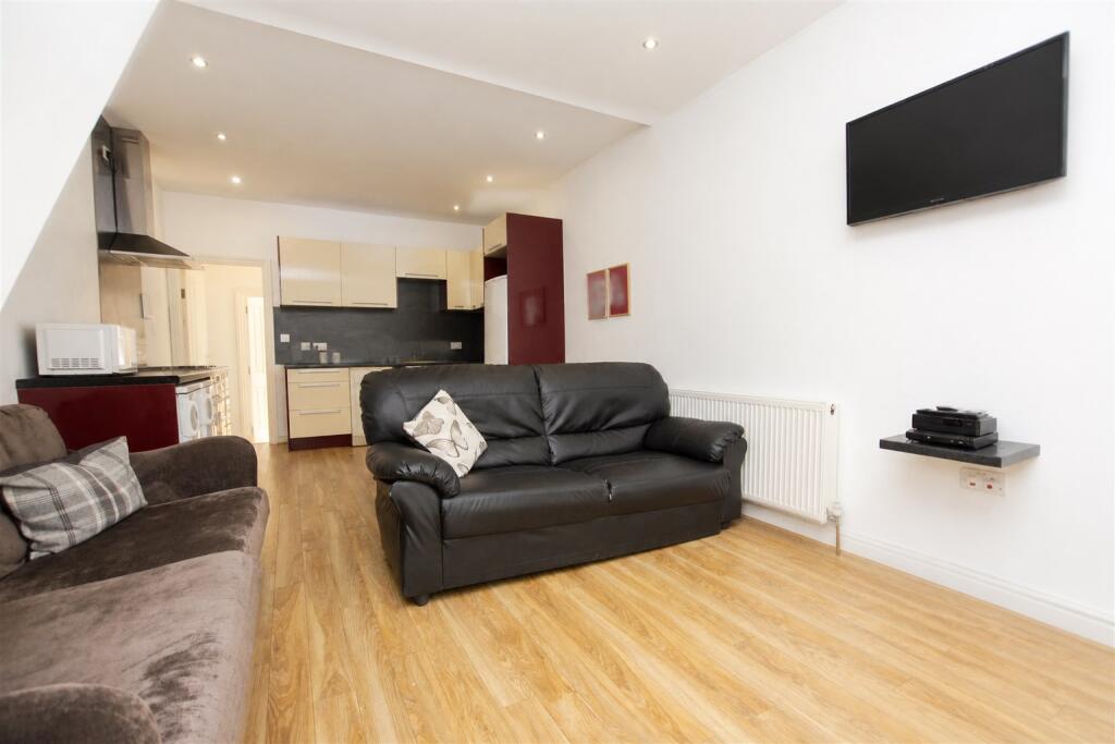 4 bed Detached for rent in Birmingham. From Oakmans Estate Agents - Student Lettings 4 bed Detached for rent in Birmingham. From Oakmans Estate Agents - Student Lettings