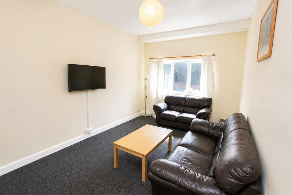 5 bed Mid Terraced House for rent in Birmingham. From Oakmans Estate Agents - Student Lettings