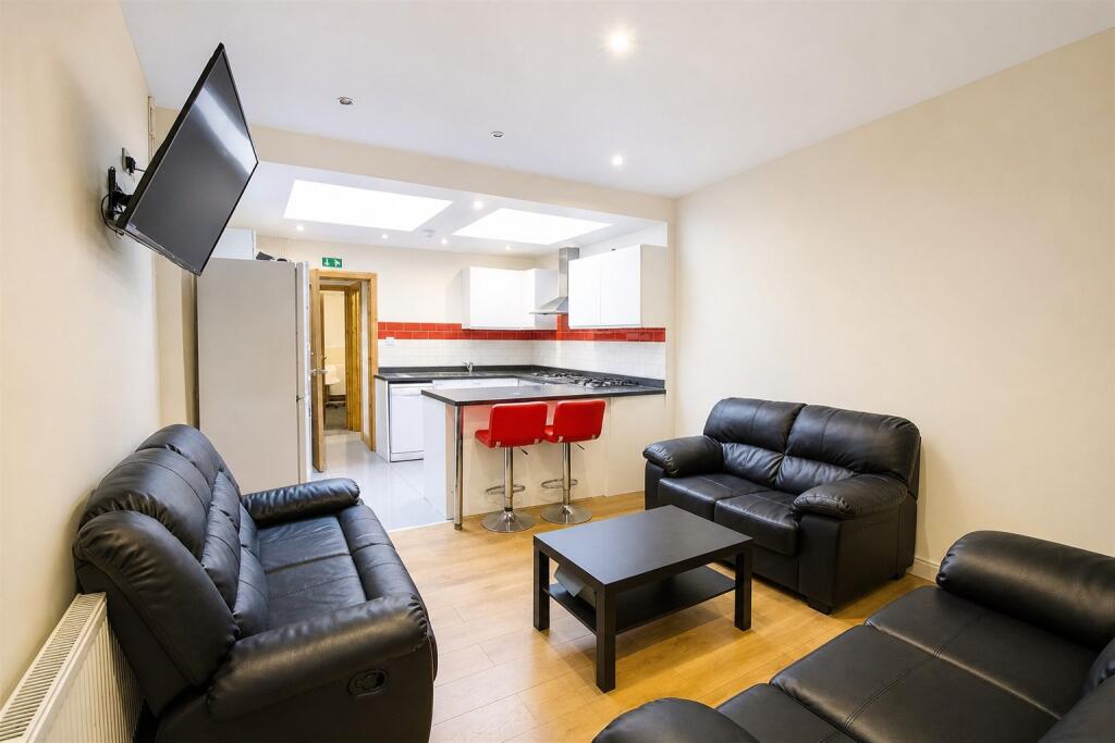 6 bed Detached for rent in Birmingham. From Oakmans Estate Agents - Student Lettings 6 bed Detached for rent in Birmingham. From Oakmans Estate Agents - Student Lettings