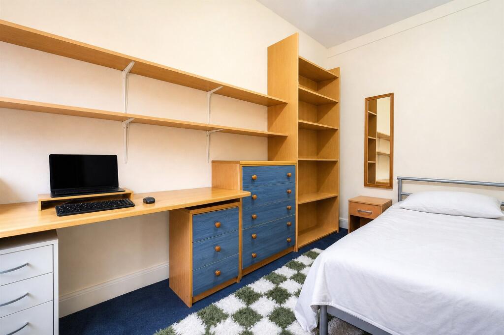 5 bed Detached for rent in Birmingham. From Oakmans Estate Agents - Student Lettings 5 bed Detached for rent in Birmingham. From Oakmans Estate Agents - Student Lettings