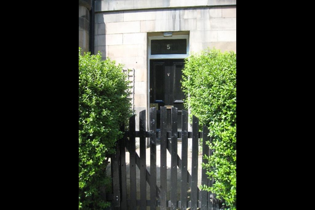 4 bed 1st Floor Flat for rent in Edinburgh. From The Flat Company 4 bed 1st Floor Flat for rent in Edinburgh. From The Flat Company