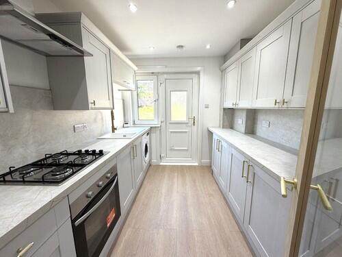 3 bed Mid Terraced House for rent in Lochore. From Rent Locally - Hamilton