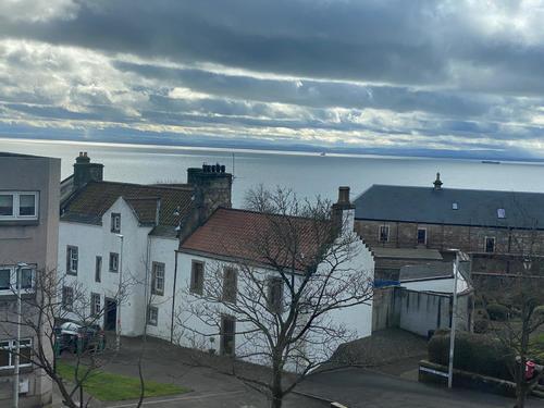 2 bed 1st Floor Flat for rent in West Wemyss. From Rent Locally - Hamilton