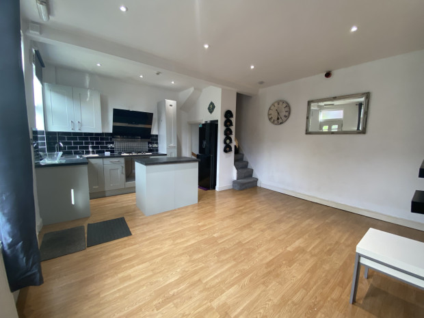 4 bed Mid Terraced House for rent in Leeds. From Right Let Leeds