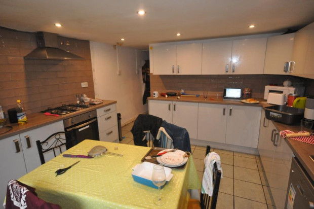 5 bed Mid Terraced House for rent in Leeds. From Right Let Leeds