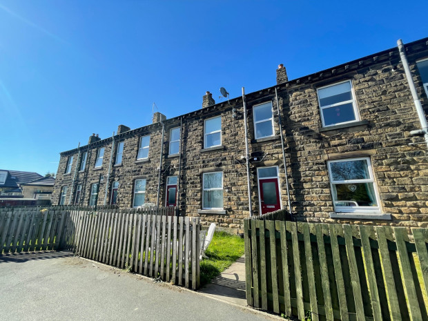 2 bed Mid Terraced House for rent in Morley. From Right Let Leeds