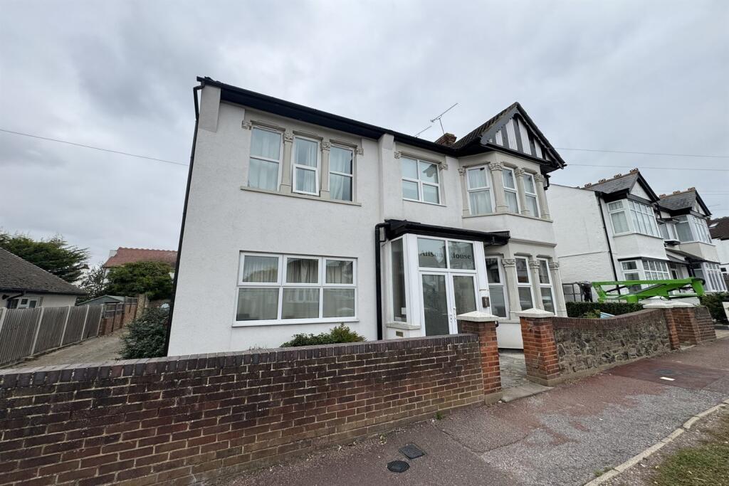 1 bed 1st Floor Flat for rent in Southend-on-Sea. From PACE Property Lettings and Management Ltd - Southend-on-Sea