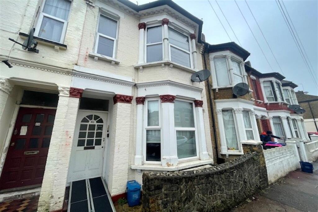 2 bed 1st Floor Flat for rent in Southend-on-Sea. From PACE Property Lettings and Management Ltd - Southend-on-Sea