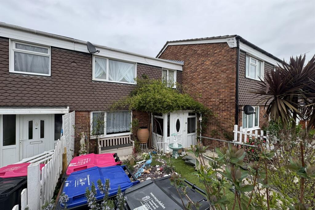 3 bed Mid Terraced House for rent in Daws Heath. From PACE Property Lettings and Management Ltd - Southend-on-Sea